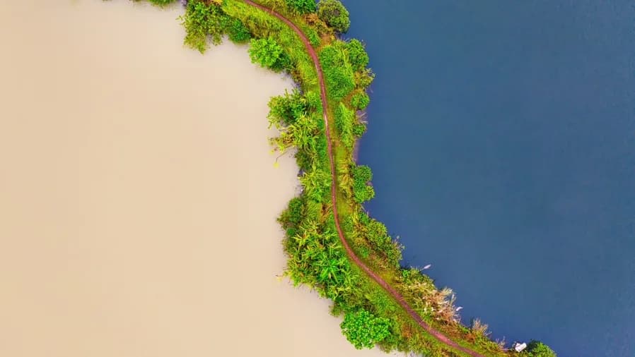 Vista aérea de una franja de tierra entre dos aguas de distinto color